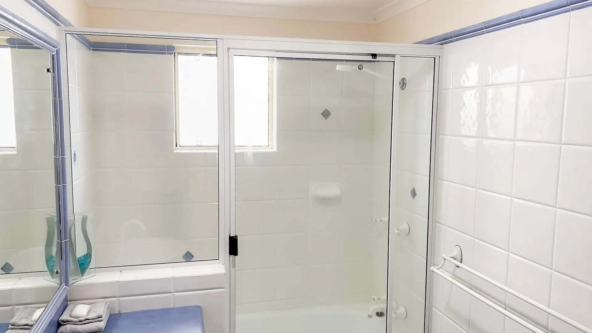 La Riviera One - Coastal Lifestyle - Three Bedroom South Mission Beach Apartment